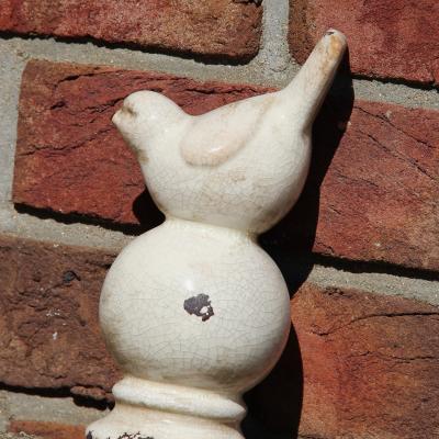 ptáček na kouli keramika bílá patina